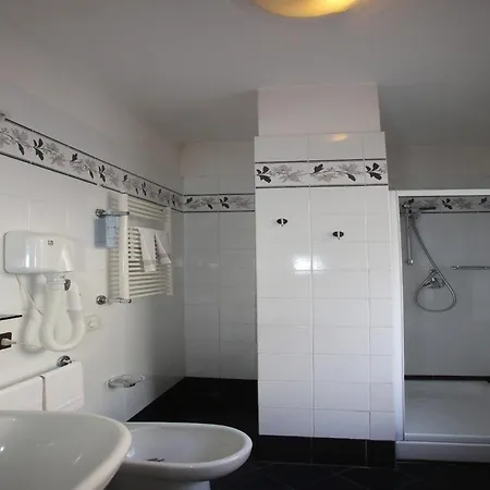 Hotel Elena 3*
