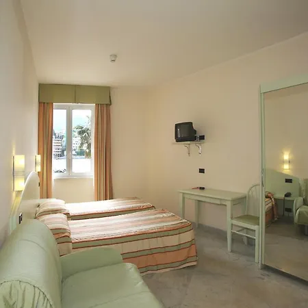 Hotel Elena 3*